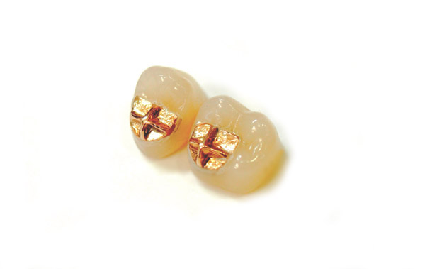 入れ歯の歯の部分・メタルブレードの歯プラチナゴールド