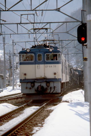 本務機ははEF6470、後補機はEF6449です。