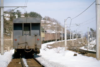 本線に停車している671列車。