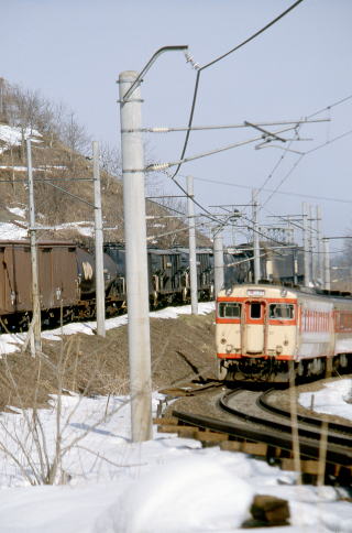 2802D(急行赤倉)が近づいてきます。かなりゆっくりです。