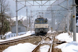 引き上げ線に列車を押していくEF64です。