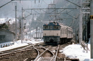 羽尾信号場を通過する2825列車。EF64のブロアー音が谷間に響き渡ります。