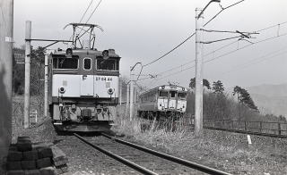 停車中の671列車の脇を2802Dが登ってきました。