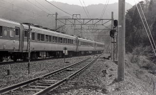キロが2輛も入った急行赤倉。EF64牽引の客車列車より遅く感じました。