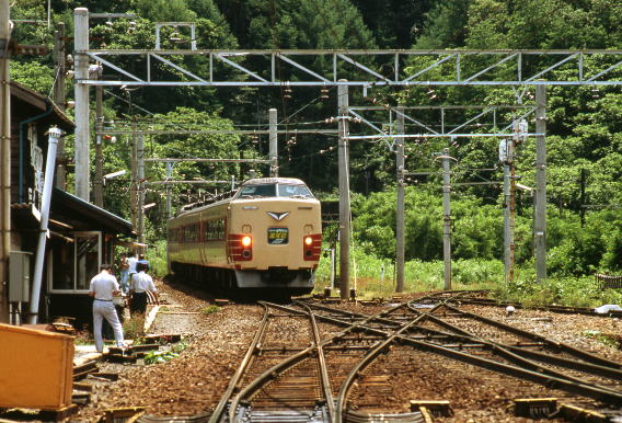 通過する下り「あずさ」