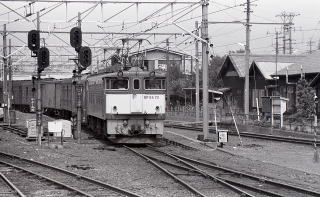 塩尻駅に入線してくる８２５列車。牽引機はEF６４７２（稲沢第二機関区）です。