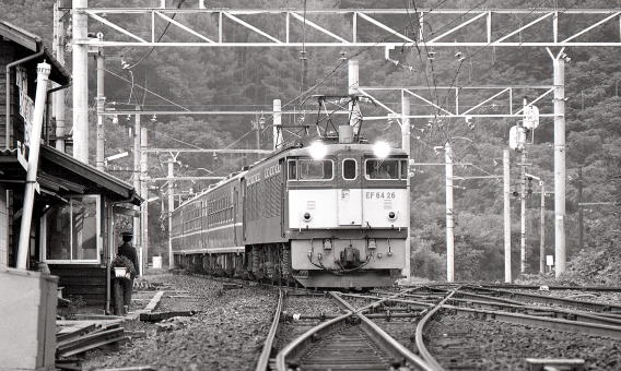 EF6426の牽引する8401列車です。5時36分通過のため夏場でないと撮影が難しい列車でした。