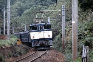 松本方からEF6442に牽かれた2825列車がやってきました。