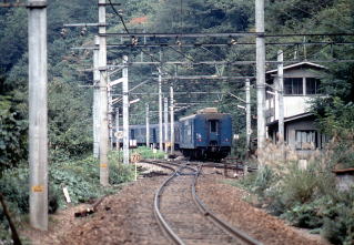 列車が走り去っていきます。