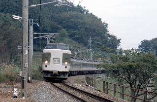 羽尾信号場跡地を行く「旧あさま」編成