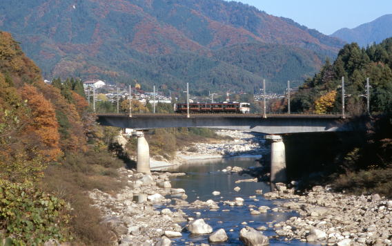 木曽川を渡る313系普通列車