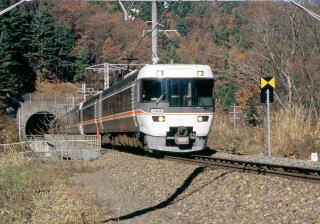 奈良井川を渡る383系しなの