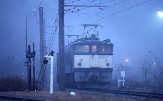 461列車の発車待ち光景です。