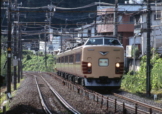 大宮区の183(189)系、国鉄色+特急マークが格好良い。