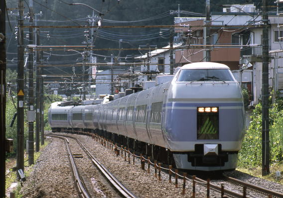 中央東線の看板列車「スーパーあずさ」