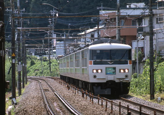 185系電車「普通列車と特急列車に共用できる車両」という、訳の分からぬコンセプトで作られた車両です。このため国鉄型で唯一「窓が開く」車両です。「新幹線リレー号」や特急「踊り子号」などにも使われました。