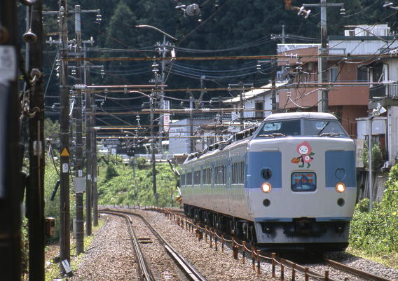 183(189)系旧あずさ色編成。