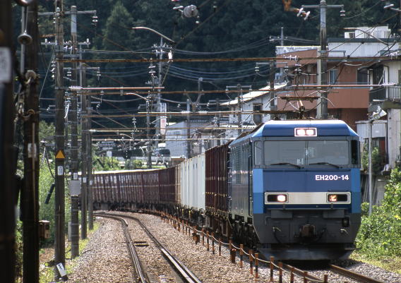 EH200牽引のコンテナ貨物列車。