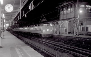 183系オリジナル編成。前面貫通扉は増結用としてより東京地下駅対策か?