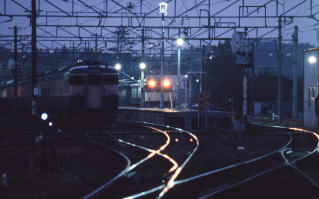 小淵沢駅に停車する8401列車