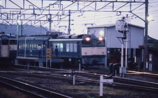 小淵沢駅を発車する８４０１列車