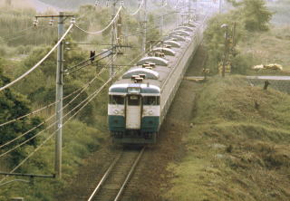 小淵沢駅を発車した４４１M、この頃はまだ単線でした。１９７９年５月１７日撮影