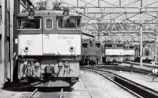 機留線で憩う機関車。左からEF6432、EF1543、EF6434、EF6474です。