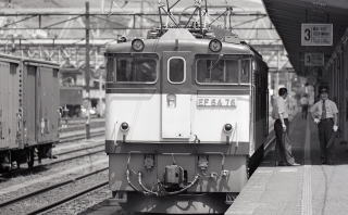 発車を待つEF6476です。