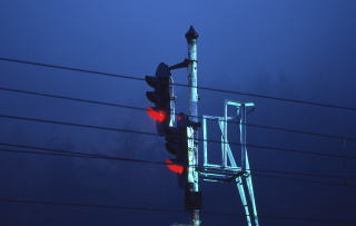 東塩尻信号場駅の信号機。２段あるが上が「下り出発信号機」下が「引き上げ線場内信号機」