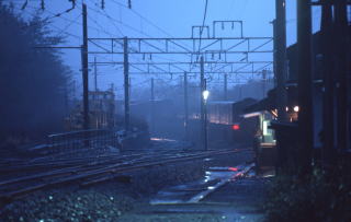 引き上げ線に入線する列車。