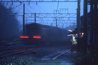 バックで入線する列車。