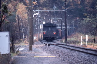 善知鳥峠に吸い込まれていく462列車です。