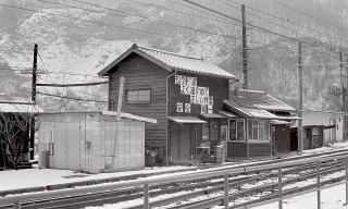 線路側から見た駅本屋です。