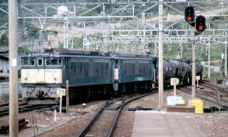 バックで列車を押して行くEF64