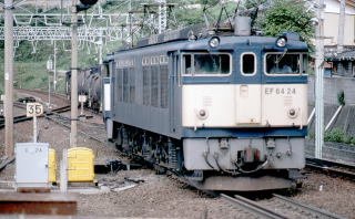 近づいてくる列車。