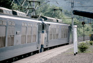 目の前を通り過ぎる列車。前補機がEF6424、本務機がEF6477です。