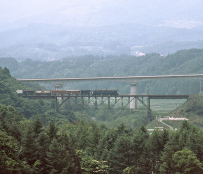 旧立場川橋梁を渡るEF64牽引の462列車