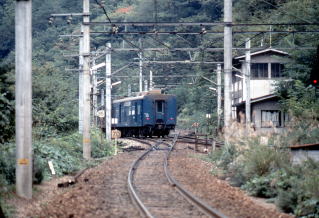 信号場を発車しようとしている2825列車です。松本方の引上げ線に入った後、長野に向けて発車します。