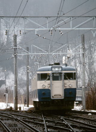 東塩尻信号場駅を発車する４４１M。１９８１年２月１４日撮影