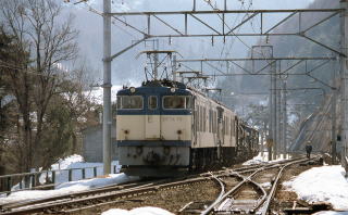 羽尾信号場を発車する671列車。