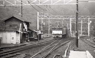 引き上げ線に入線する469列車。