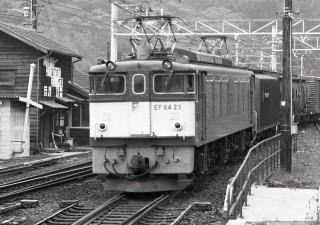 469列車が発車していきます。