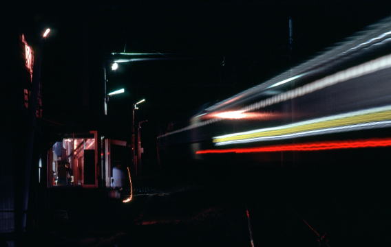 「あずさ」の通過です。駅員の振るカンテラが幻想的です。