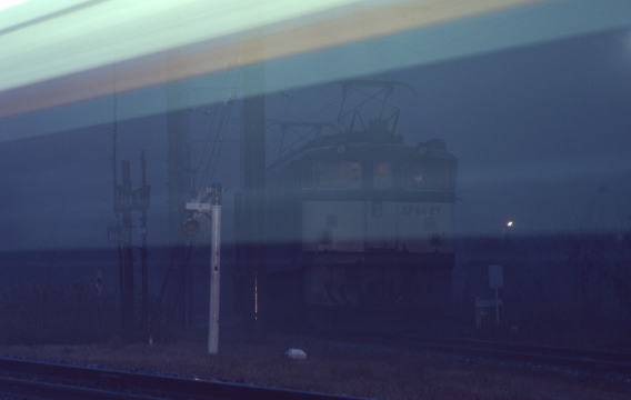 「アルプス」と通過を待つEF64です。グリーン車の帯もはっきりと写っています。