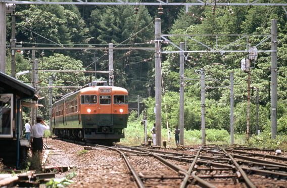 通過する165系アルプス