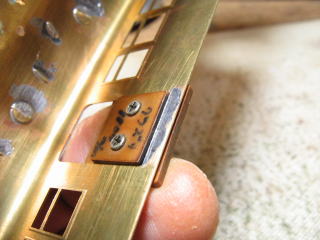 治具を使ってクツズリをハンダ付けします。