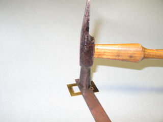 ドアの裏側をハンマーでたたいて、平面性を良くします。