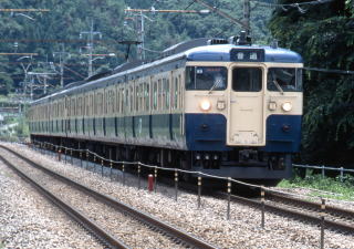 115系横須賀色の普通列車です。