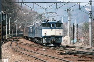 バックでホームに向かって走る836列車。