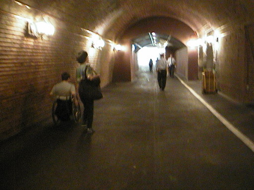 煉瓦壁の通路